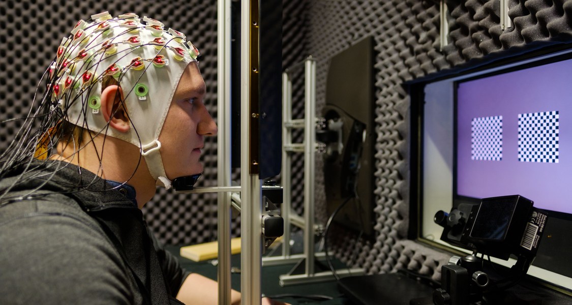 Autopilot im Kopf: Probanden mit EEG-Kappe helfen der Neurophysik, Hirnaktivitäten zu studieren. (Foto: Rolf Wegst für CMBB