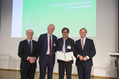 Bei der feierlichen Urkundenübergabe in Berlin: (v.l.n.r.) Generalsekretär der Humboldt-Stiftung Dr. Enno Aufderheide, Gastgeber, Prof. Dr. Karl R. Gegenfurtner, JLU Gießen, Preisträger Dr. Pascal Mamassian, JLU Gießen, und Thomas Rachel, Parlamentarischer Staatssekretär im Bundesministerin für Bildung und Forschung. Bild: Humboldt-Stiftung/ Jens Jeske